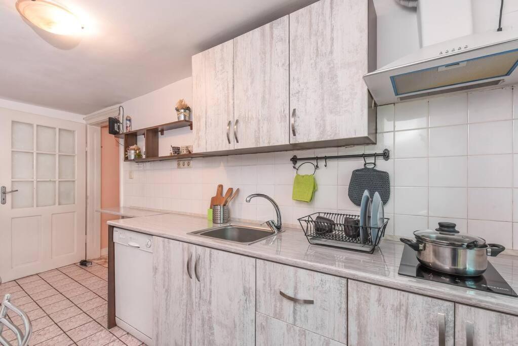 Spacious And Cozy 3 Bedroom Apartment In Downtown Sofia Exterior photo